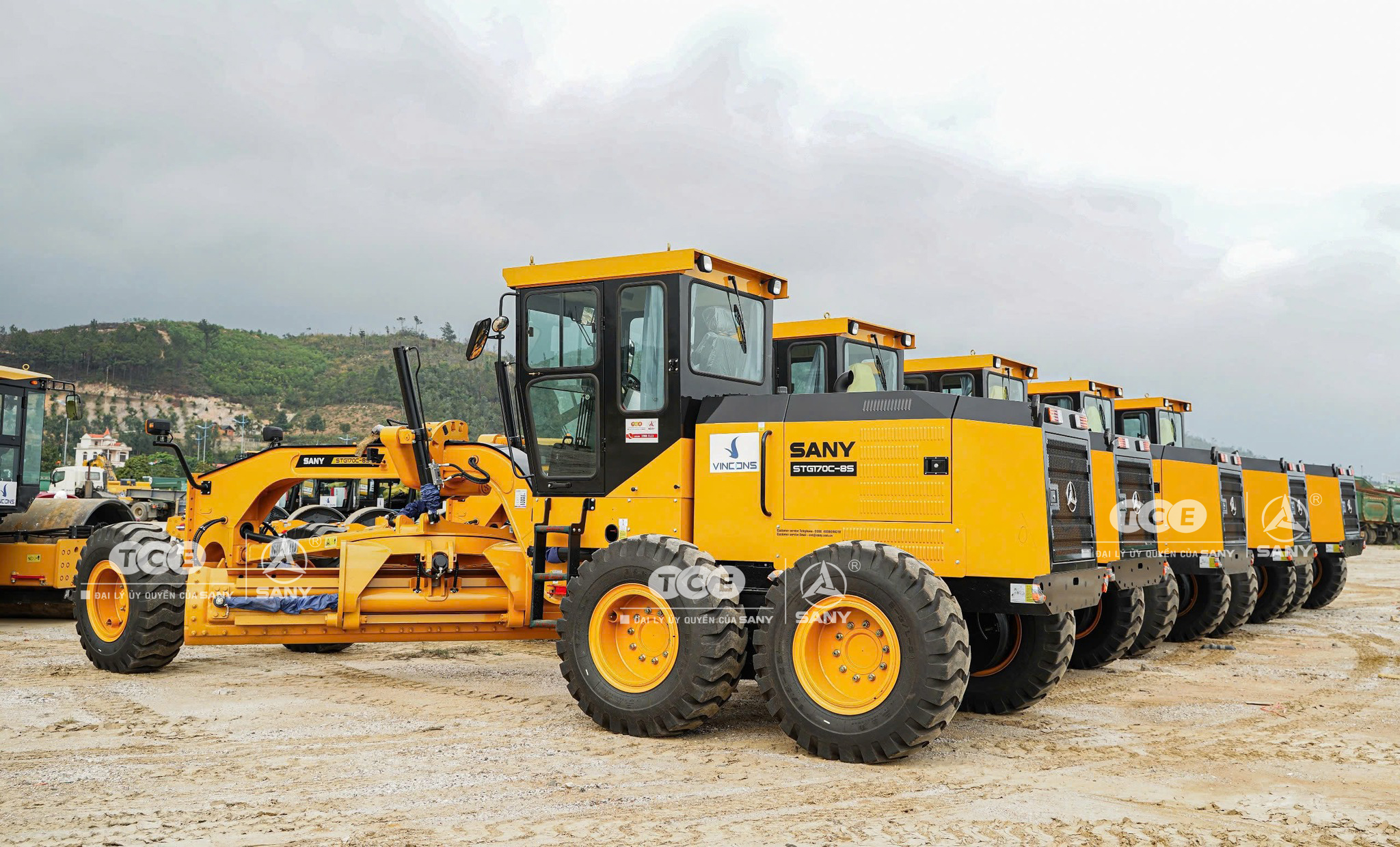 Rất nhiều máy móc đã sẵn sàng, phục vụ công trình